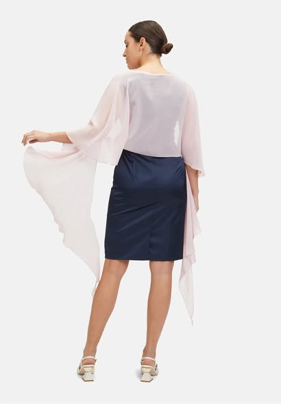 Skott Aalborg præsenterer elegant sjal med glimmer og unik knapfunktion