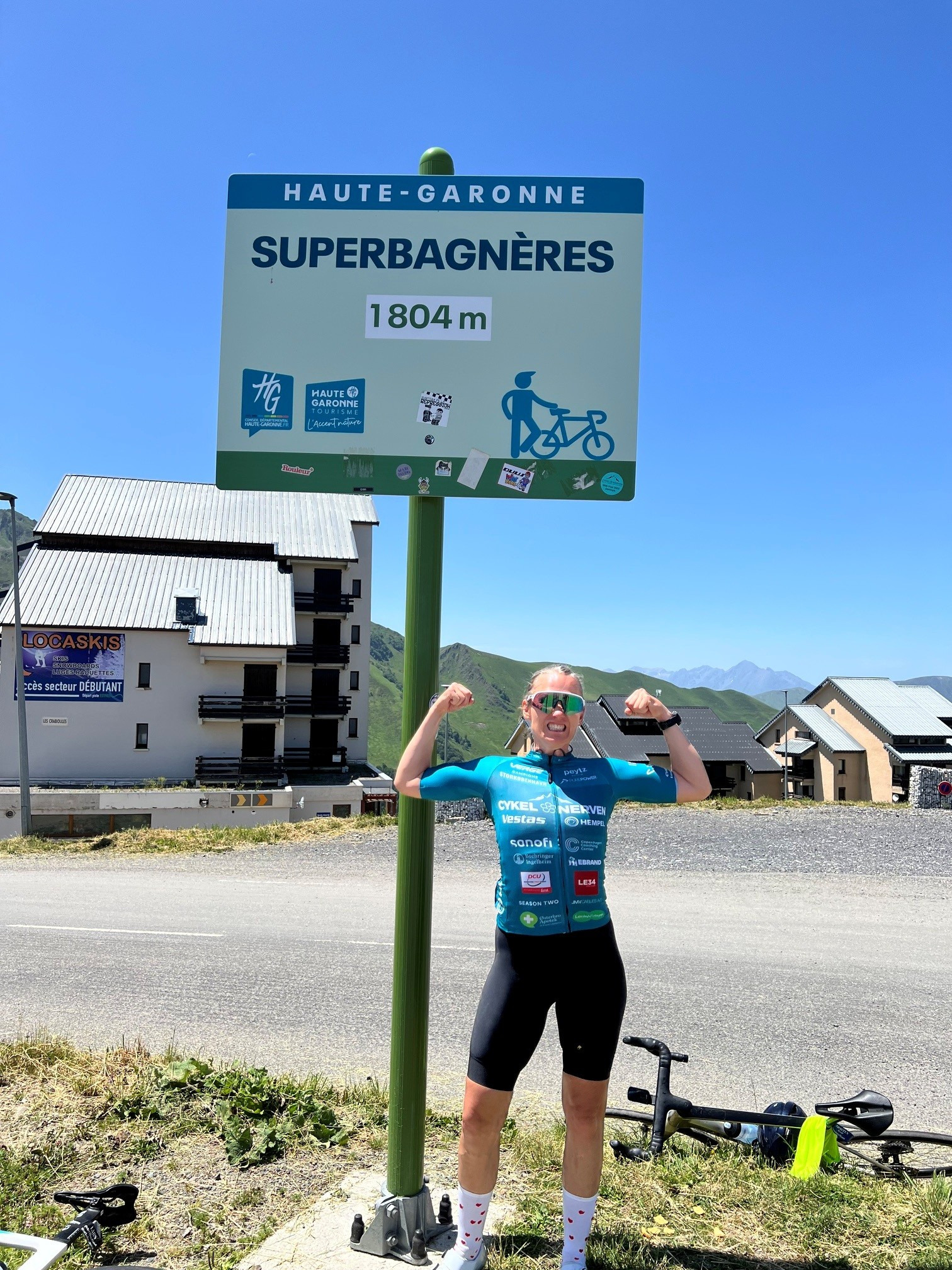 Christina cykler for en større sag i Alperne
