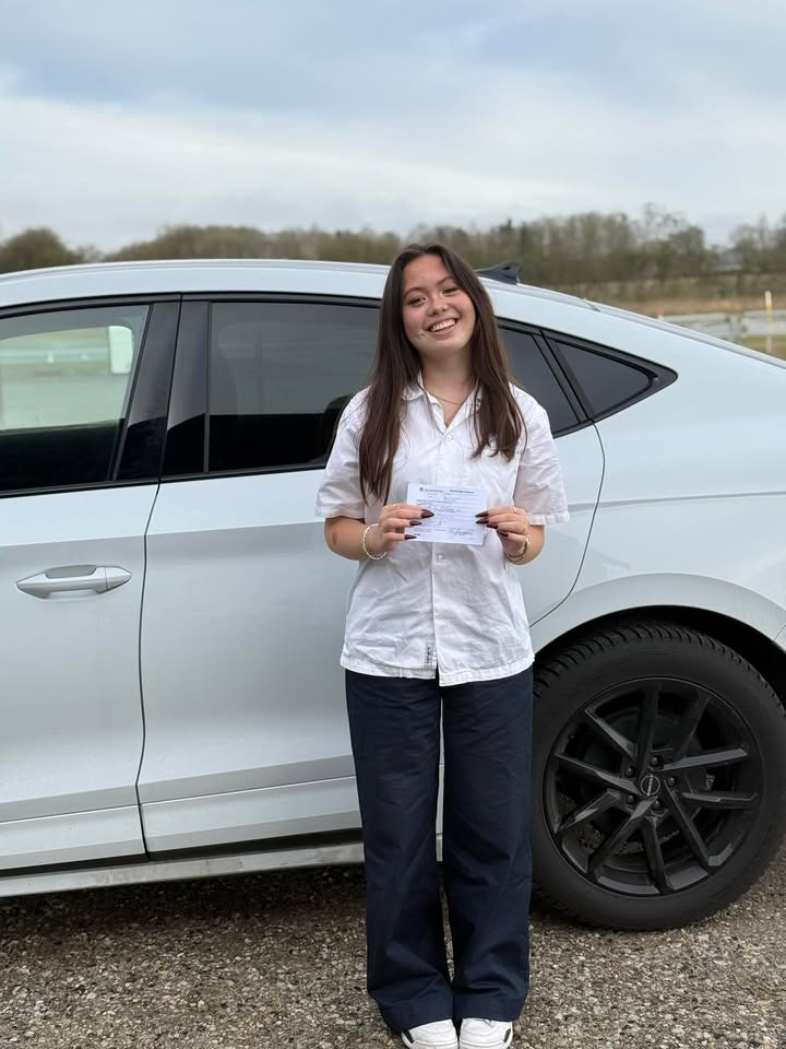 Frisdal Køreskole I/S fejrer Pernilles succesfulde gennemførelse af teori- og køreprøve