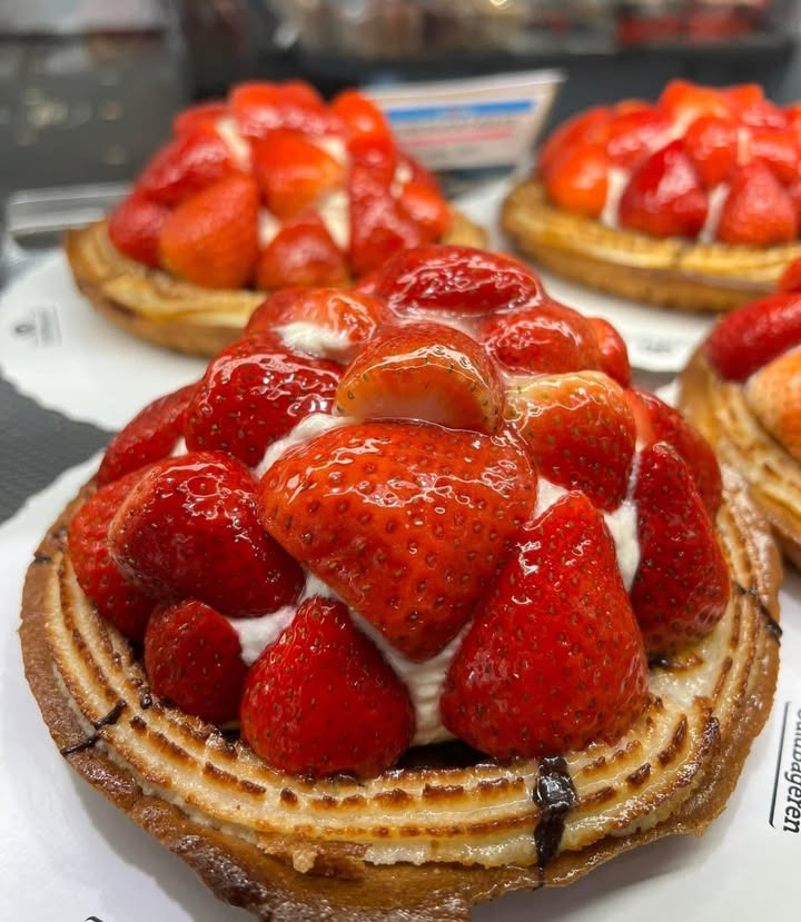 Meny Klarup tilbyder lækker jordbær tærte fra bageren i Vestbyen fredag