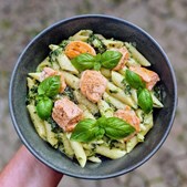 Hanstholm Auction Buyer: Fersk laksefilet i månedskassen med opskrift på laks med cremet pasta og spinat