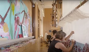 Oplev historien bag vævede billedtæpper på KunstCentret Silkeborg Bad