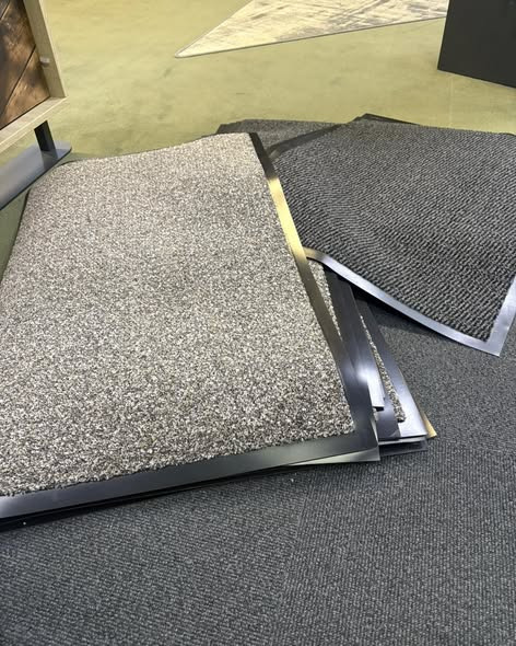 Viborg Gulvforum tilbyder gulvmåtter i tre farver fra 99 kr. stykket