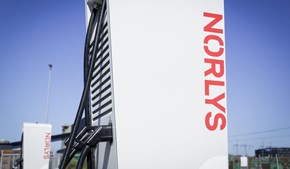 Strøm og Cheeseburger til 0 kroner: Norlys og McDonald’s åbner første lynladere i Tilst