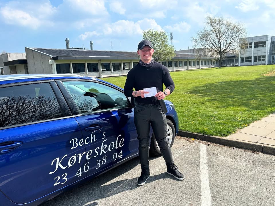 Bech’s Køreskole ønsker Mikkel Wang Borbjerggaard tillykke med kørekortet