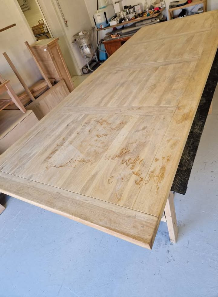 HOVELIND MØBLER giver nyt liv til Provence langbord med kærlig istandsættelse