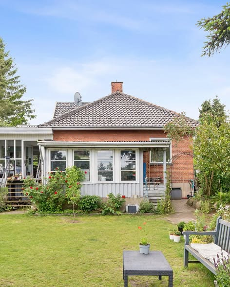 Nybolig Hvidovre præsenterer klassisk bungalow med udestue, altan og kælder i Hvidovre
