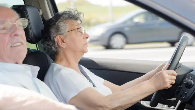 Gratis kørekursus i Norddjurs hjælper bilister over 67 med at genopfriske teori og praksis