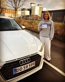 Lets Drive fejrer Livi, der bestod køreprøven i første forsøg