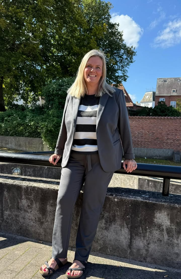 Only Curves præsenterer Jenna blazersæt fra Kaffe Curve i ny grå farve