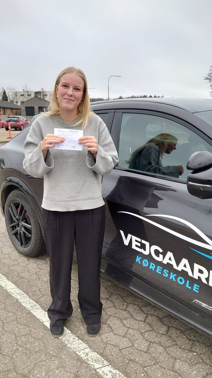 Ida fik kørekort i første forsøg hos Vejgaard Køreskole v/Morten Rode