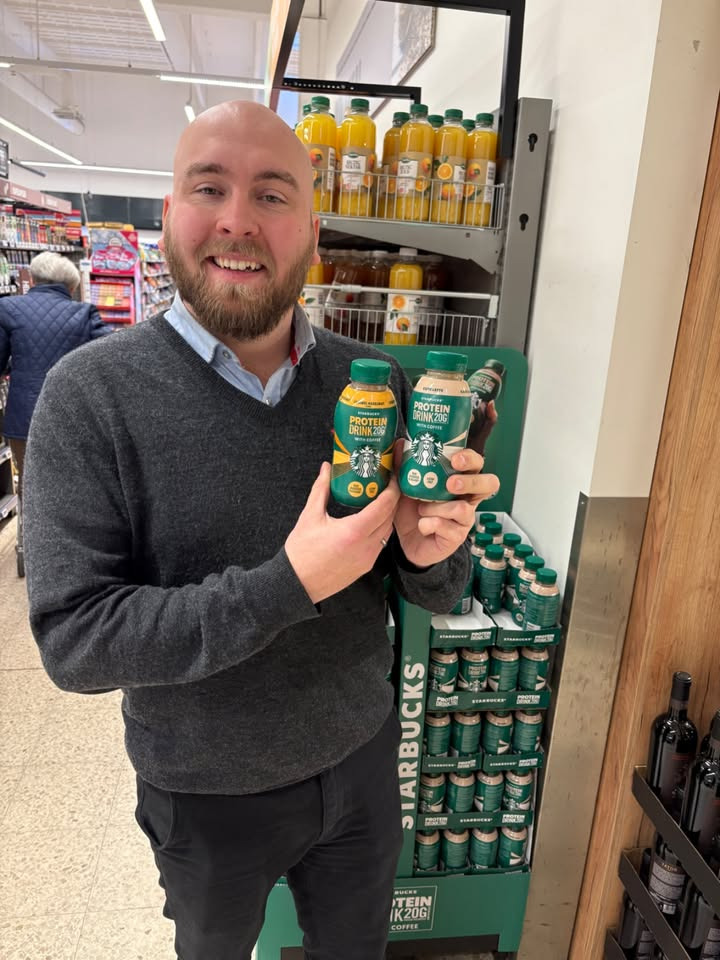 Meny Hobro introducerer ny Starbucks protein drik til en skarp pris