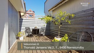 Eksklusivt renoveret lejlighed med gode terrasseområder og egen garage fra Mæglerhuset