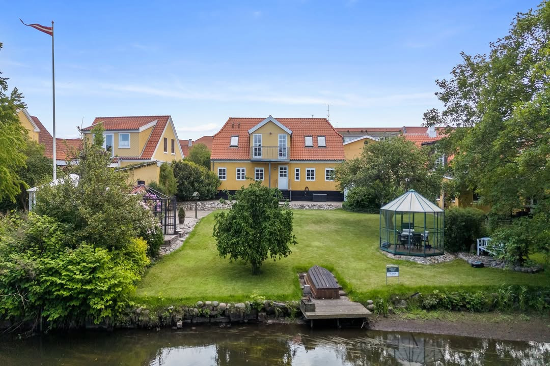 Mæglerhuset Sæby præsenterer unik villa nu til ny pris i Sæbys gamle bydel