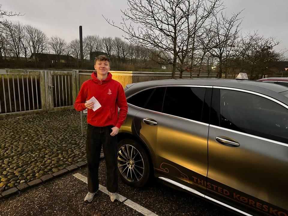 Lasse bestod køreprøven hos Thisted Køreskole inden weekendens start