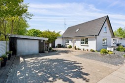 Til salg hos WESTERGAARD BOLIG: Pæn og velholdt, vandskuret 30ér villa i Nordbyen