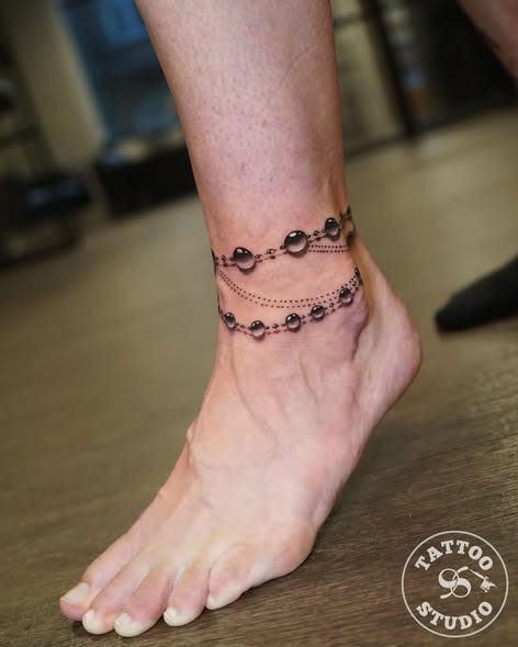 Tattoo Studio 96 fremhæver elegant anklet tattoo designet af Anastasia