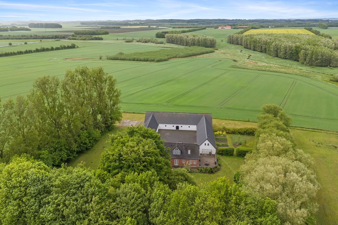 Mæglerhuset tilbyder nedsat ejendom med moderne komfort i Hjallerup