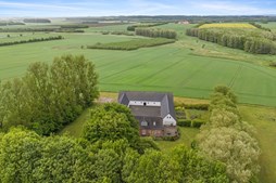 Mæglerhuset sælger ejendom med prisreduktion i Hjallerup