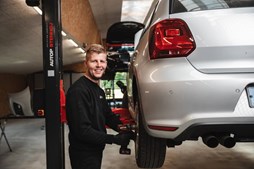 Autotekniker Kim Skytthe klar til at sikre dine vinterdæk til nye regler i 2025