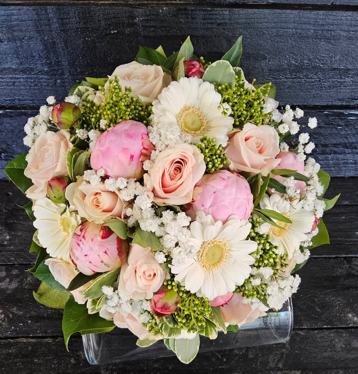 Flore Vida glæder sig over at skabe smukke brudebuketter til weekendens bryllupper