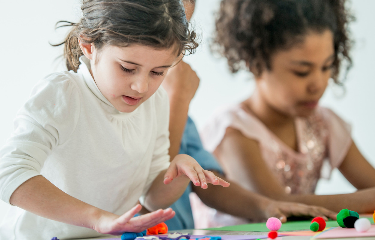 Billedkunstner laver mystiske væsner med børn