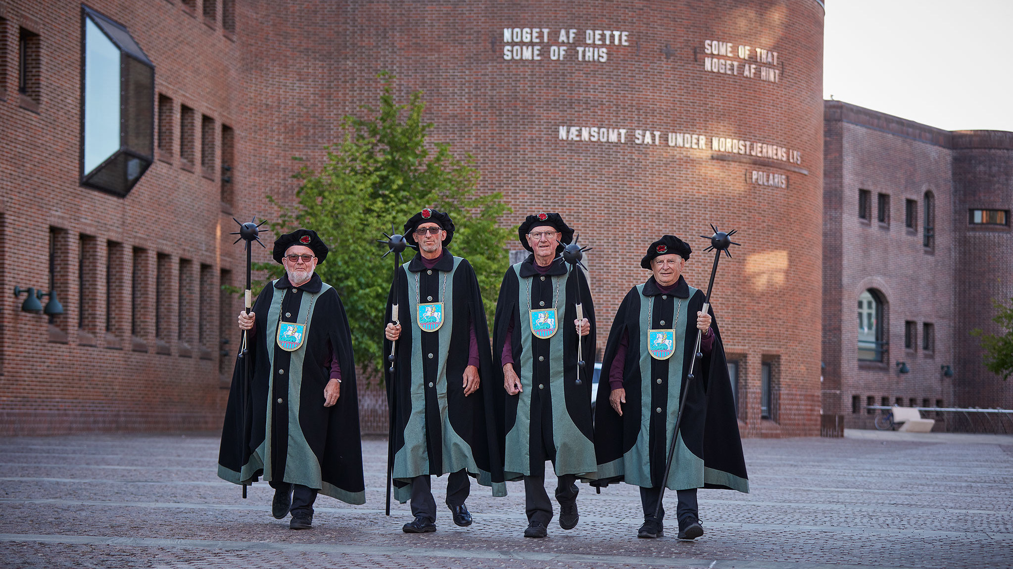 Gåtur i byens gader, akkompagneret af to operasangere, en guitarist og to KulturVægtere