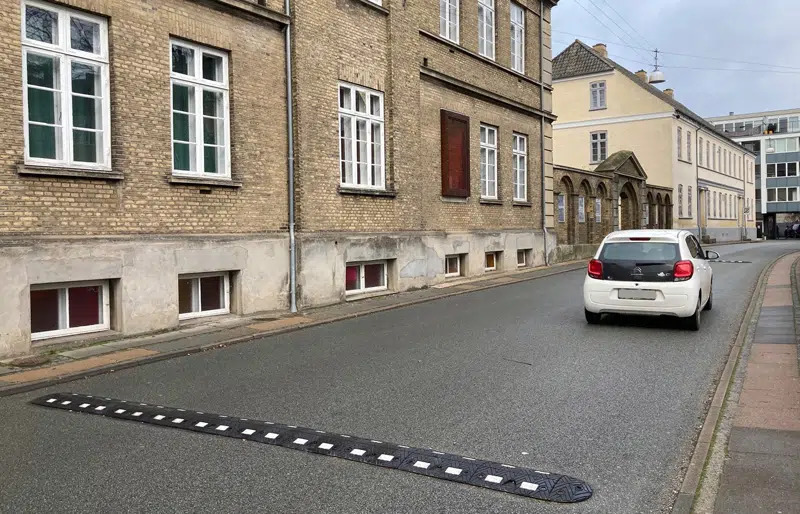 Kolding kommune tester bykernetrafik med grønne elementer og bump for mere hyggelig atmosfære