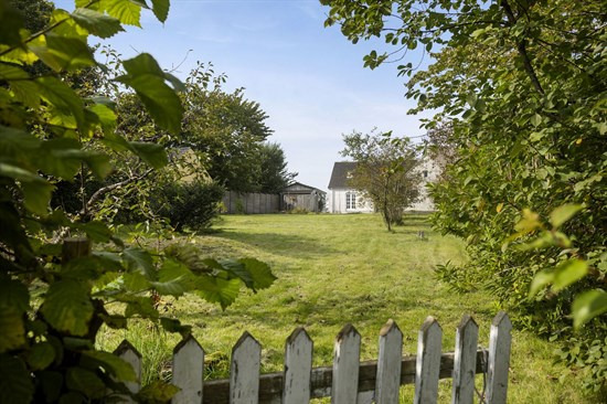 Til salg hos Nybolig Sæby A/S: Flot byhus lige ned til åen