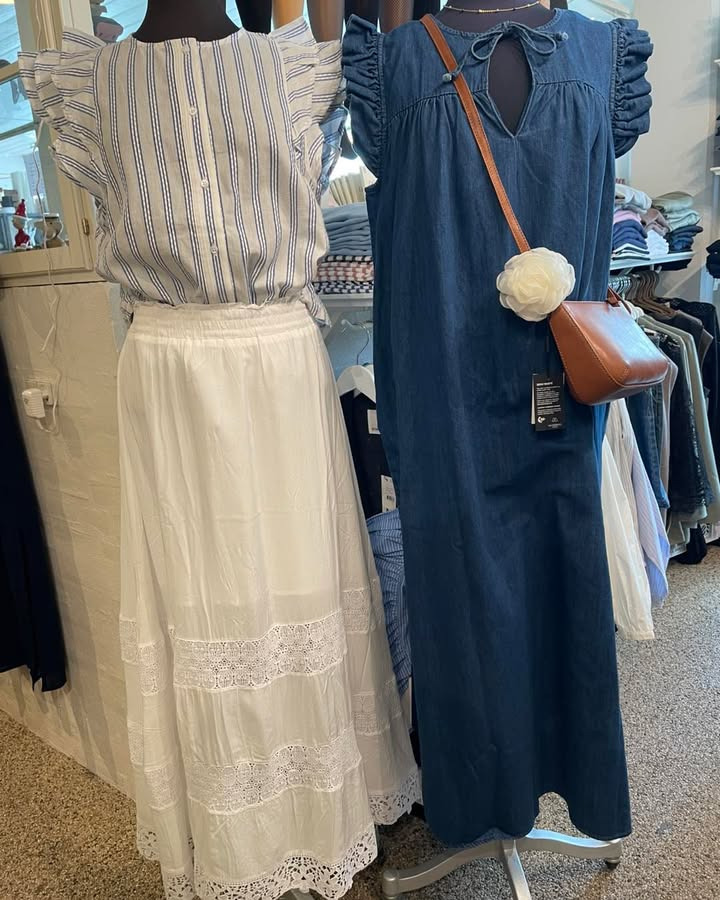 WIIBEN fremhæver stilfulde denimdesigns og stribede toppe i blå og hvid