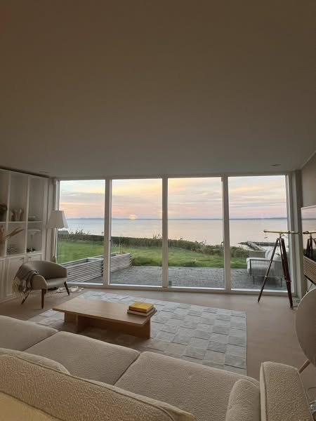 Oplev funkisvillaen i Ålsgårde med panoramaudsigt over Øresund