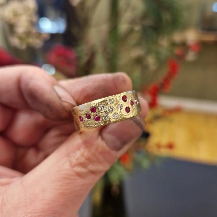 Guldsmed Ø: Nye ring skabt af kundens gamle smykker og ædelstene