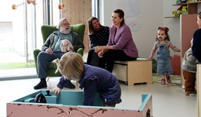 Mette Frederiksen besøger Danmarks første intergenerationelle bo- og institution