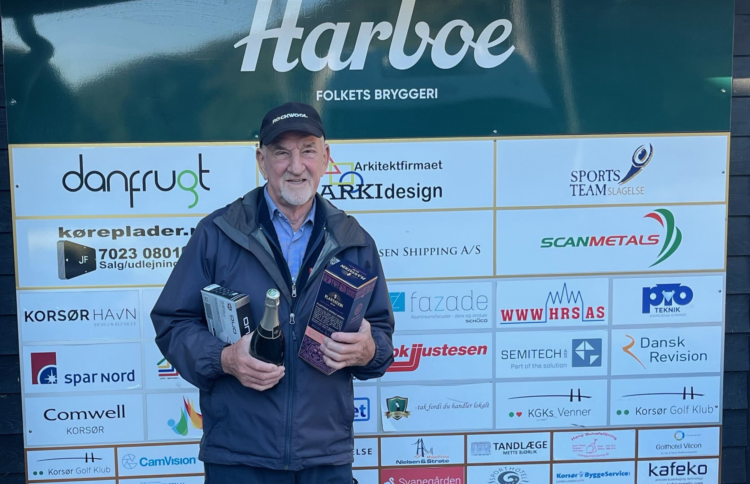 Knud Jæger fejrer sit første hole in one i Korsør Golf Klub