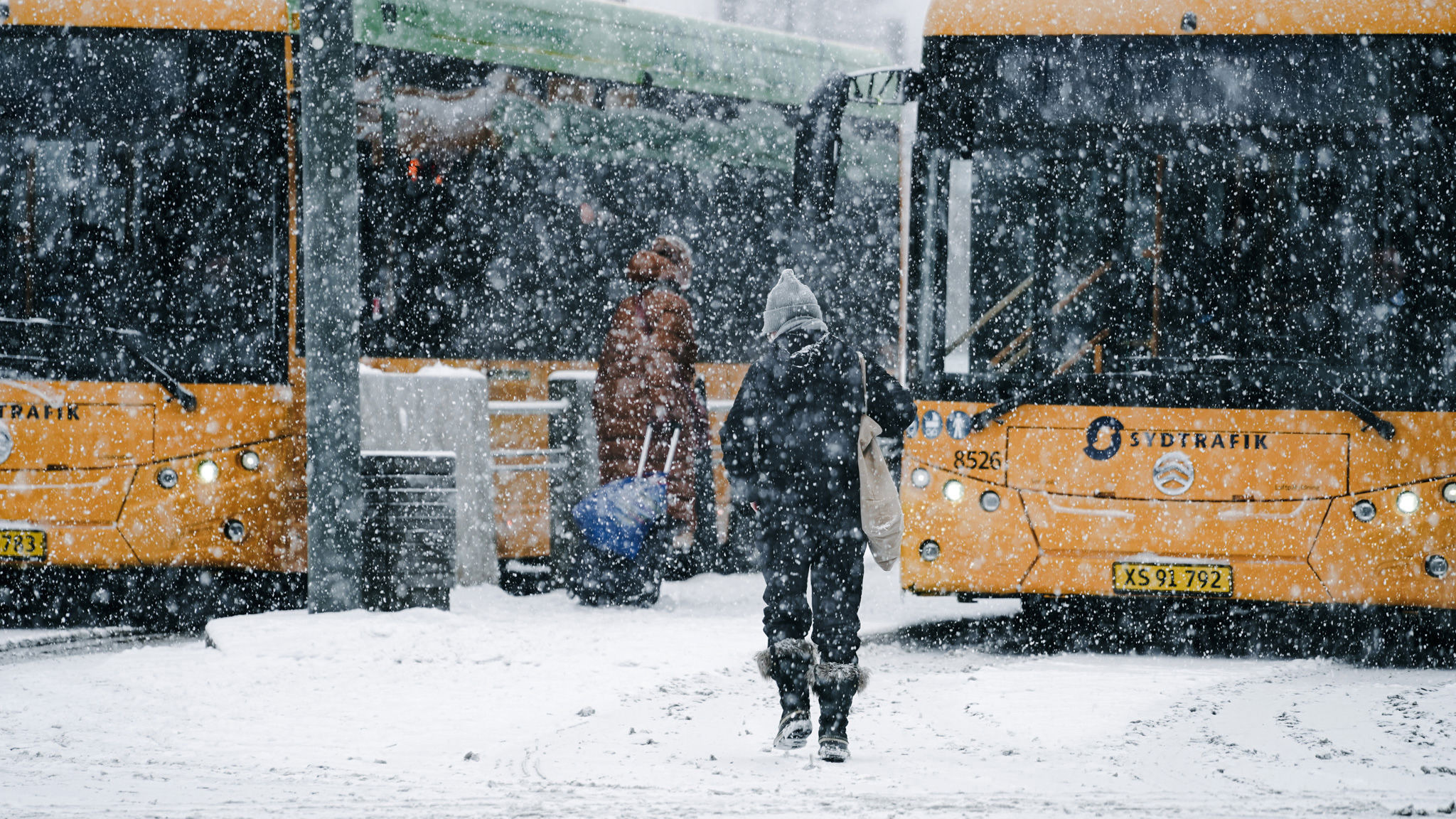 Snefygning og glatte veje giver aflyste skolebusser og trafikale udfordringer i Vejle Kommune