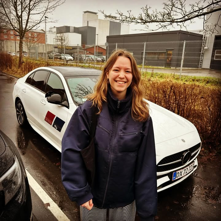 Lets Drive: Nadia fejrer sit nye kørekort efter vellykket køreprøve i Hedensted