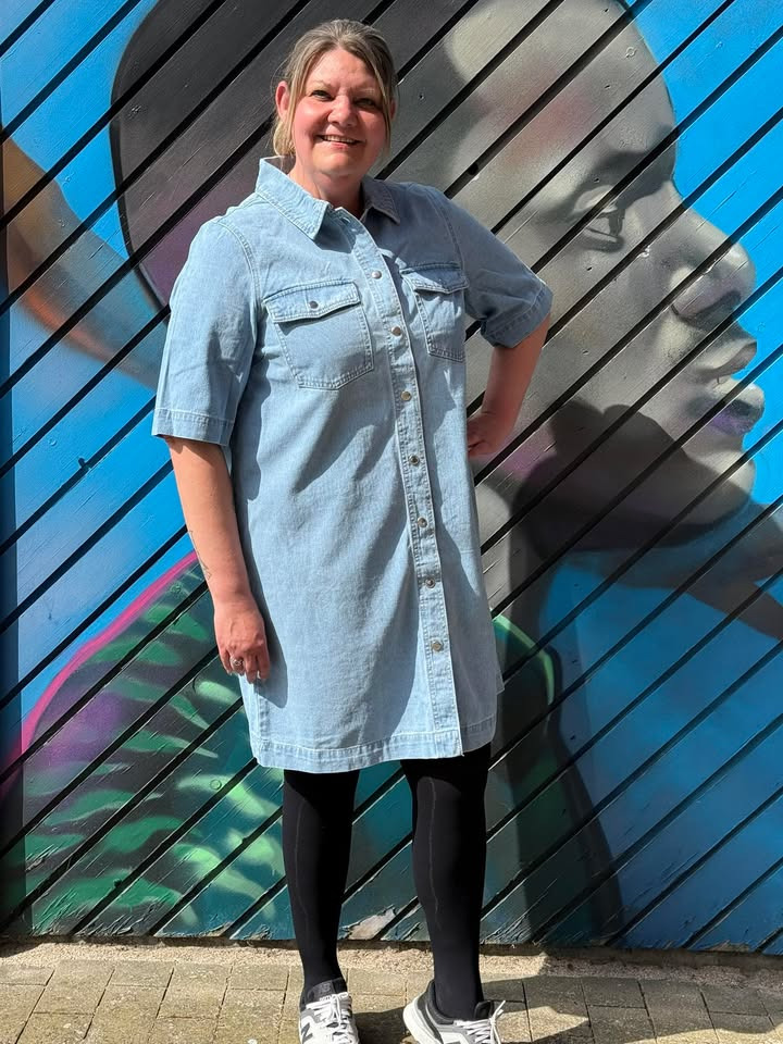 Only Curves tilbyder rabat på lys denimkjole fra Only Carmakoma