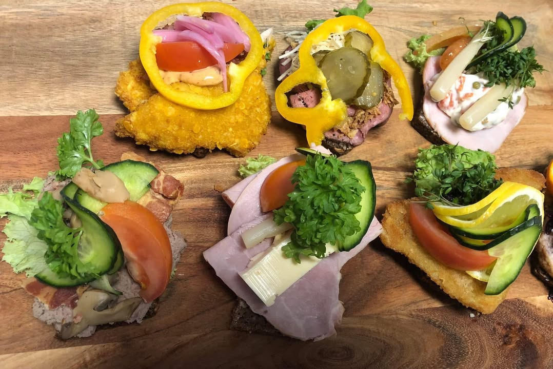 Bestil frisksmurt smørebrød hos Min Købmand Øster Bjerregrav til frokost eller aftensmad