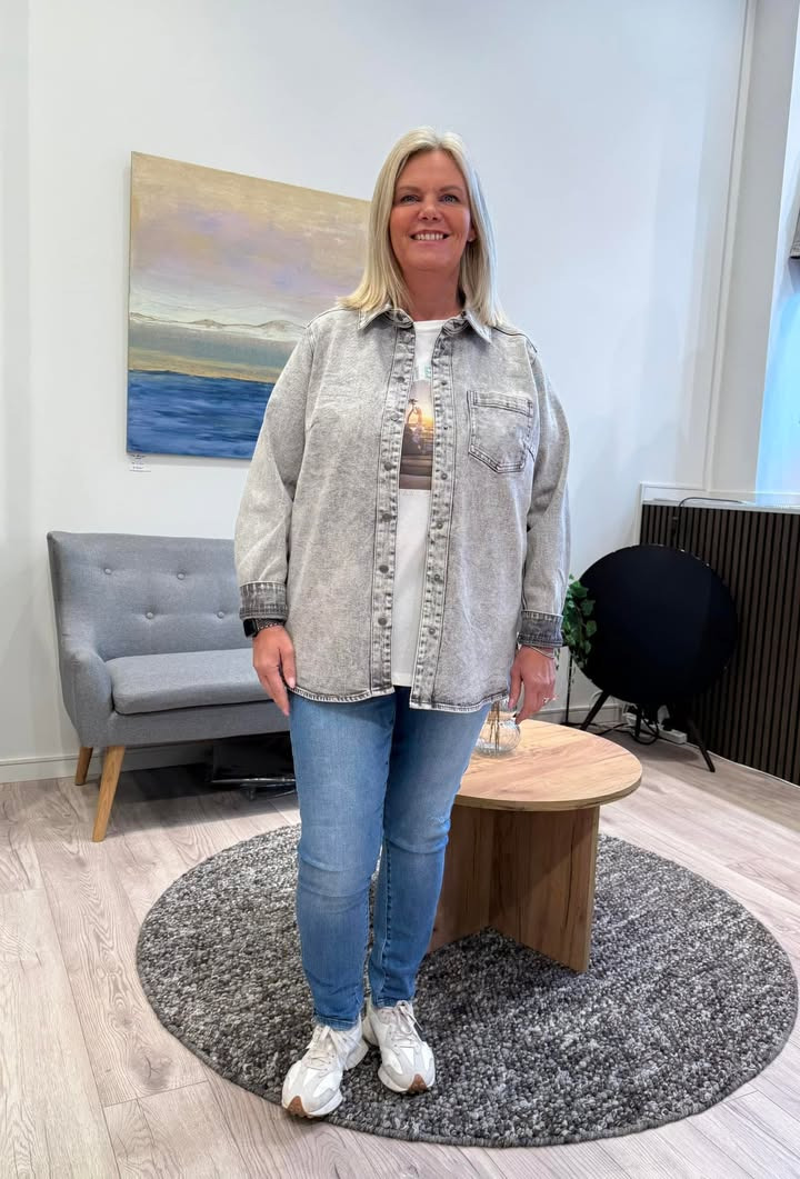 Only Curves præsenterer rå denim skjorte til forårets garderobe