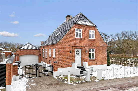 Attraktiv 121 m² murermestervilla med garage tæt på Rhododendronparken