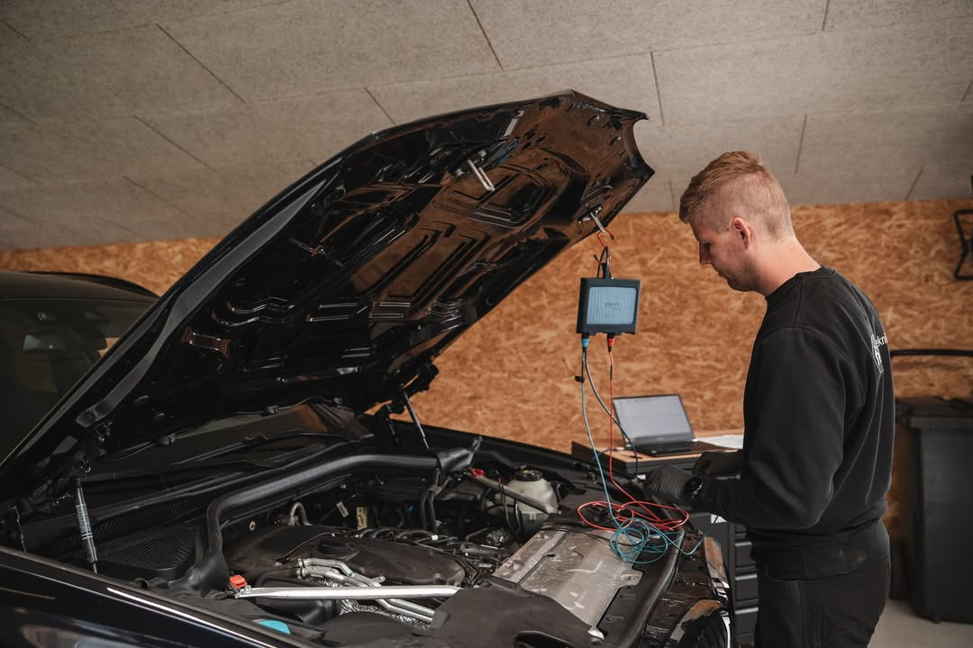 Autotekniker Kim Skytthe tilbyder professionel fejlsøgning af alle biltyper