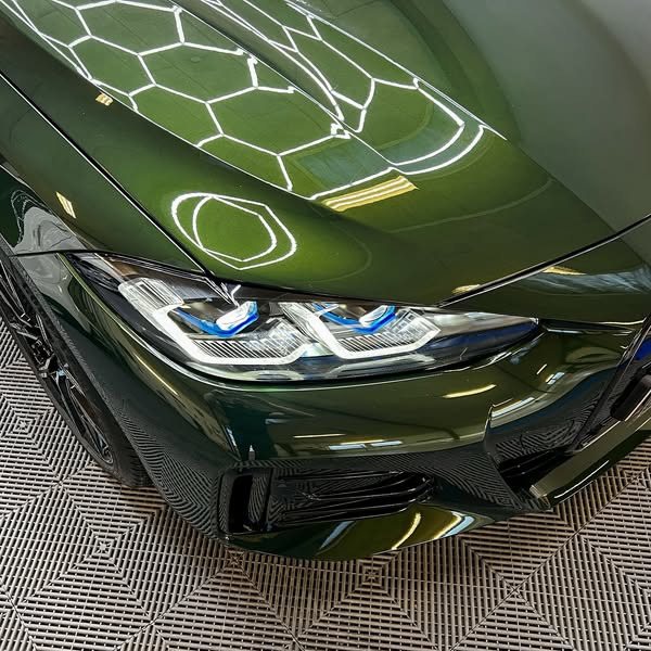 Bach Carcare giver grøn BMW i4 en nyvognspolering og keramisk coating