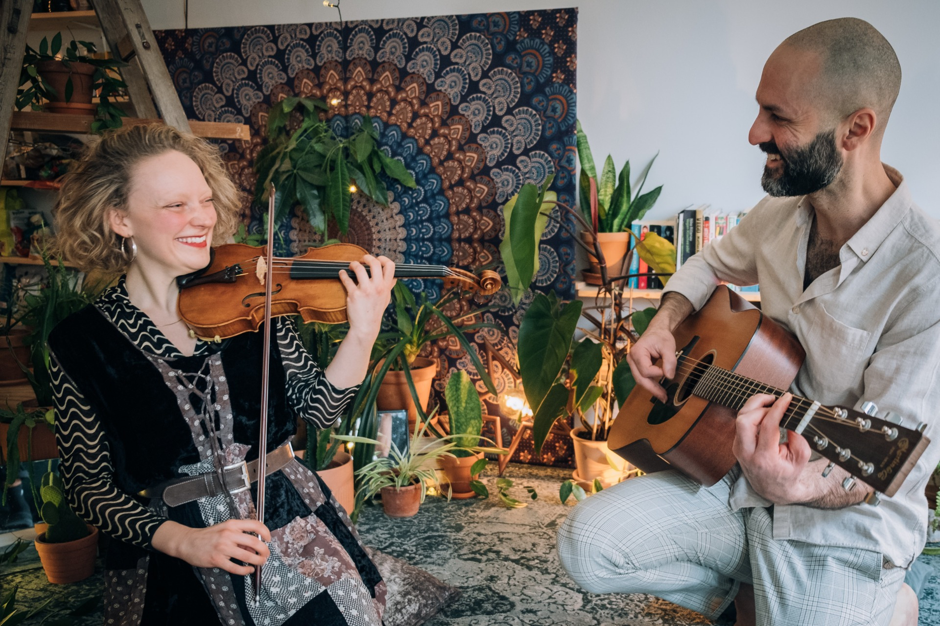 Oplev Ach Mali Karma i Mo Music's hyggelige stue