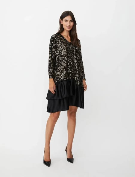 Skott Aalborg præsenterer ny festkjole fra Masai: Perfekt til julens anledninger