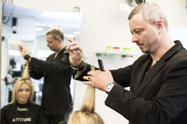 Sæt dig i frisørstolen hos Brink's og oplev en moderne frisørsalon