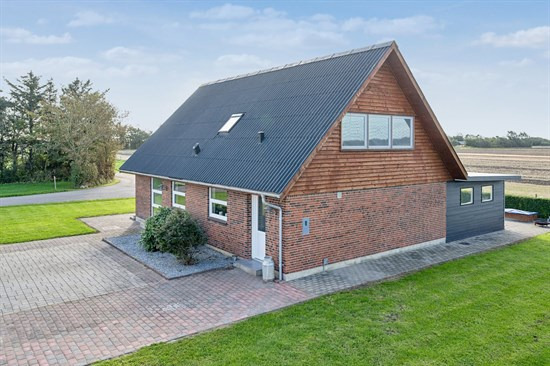 Løbende renoveret landejendom med smuk udsigt over marker