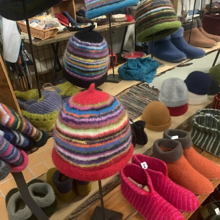 Fru Hansens Butik & Café: Fine tilbud på Alice's filtede hatte og futter i torvehallen i dag kl. 11-15.30