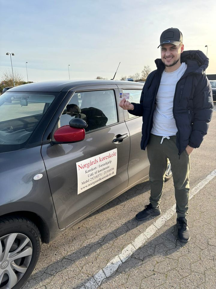 Daniel Bentsen har bestået køreprøven i Ålborg, meddeler Nørgaards Køreskole