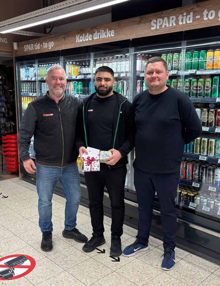 SPAR Skallerup A/S fejrer Yazan som nyudlært salgsassistent og søger ny elev