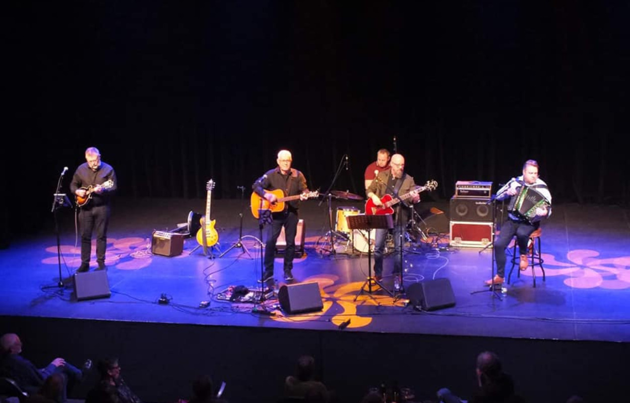 Tag med Fjordfolk koncert i Rhododendronparken i Brønderslev
